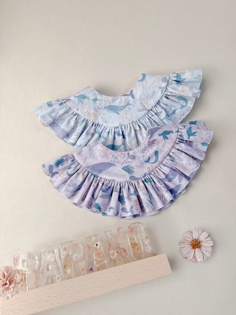 。夢之海洋。手作圍兜 荷葉裝飾領圍兜 美人魚印花 寶寶彌月 週歲