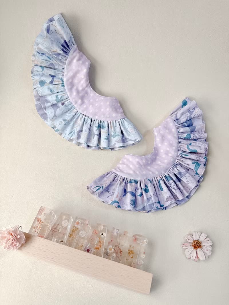。夢之海洋。手作圍兜 荷葉裝飾領圍兜 美人魚印花 寶寶彌月 週歲