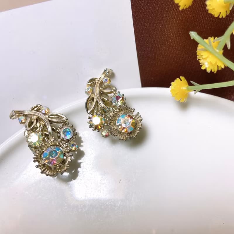 【西洋古董飾品】Lisner 優雅花葉閃爍彩萊茵 彎曲 耳環耳夾