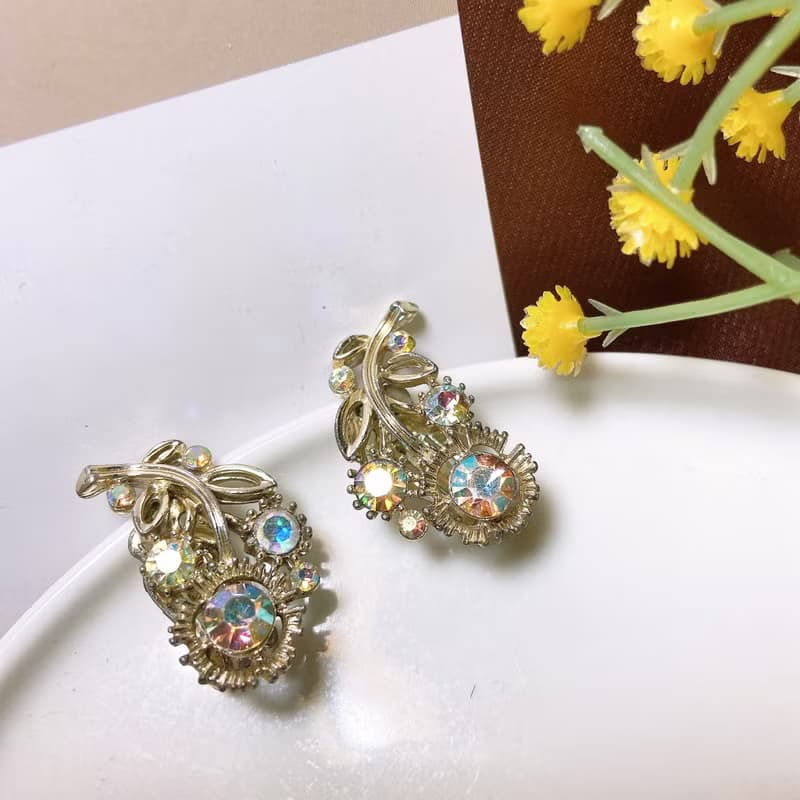 【西洋古董飾品】Lisner 優雅花葉閃爍彩萊茵 彎曲 耳環耳夾