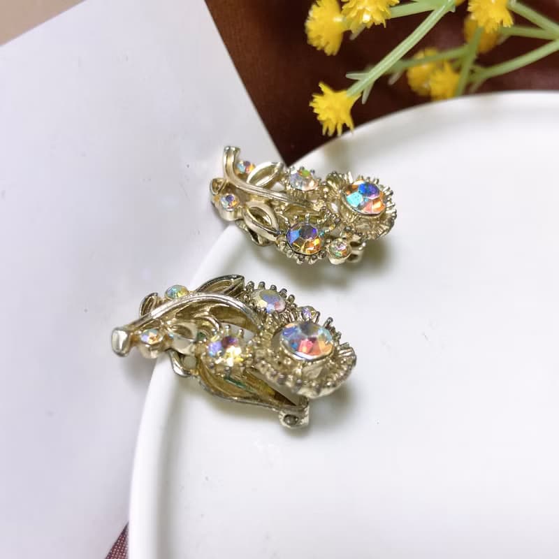 【西洋古董飾品】Lisner 優雅花葉閃爍彩萊茵 彎曲 耳環耳夾