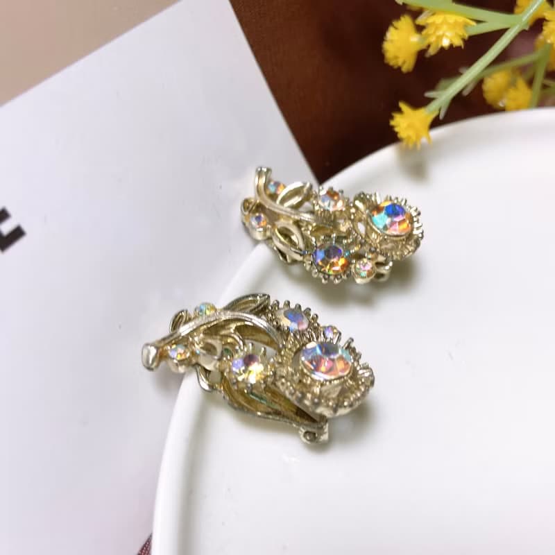 【西洋古董飾品】Lisner 優雅花葉閃爍彩萊茵 彎曲 耳環耳夾