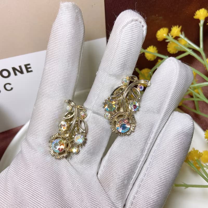 【西洋古董飾品】Lisner 優雅花葉閃爍彩萊茵 彎曲 耳環耳夾