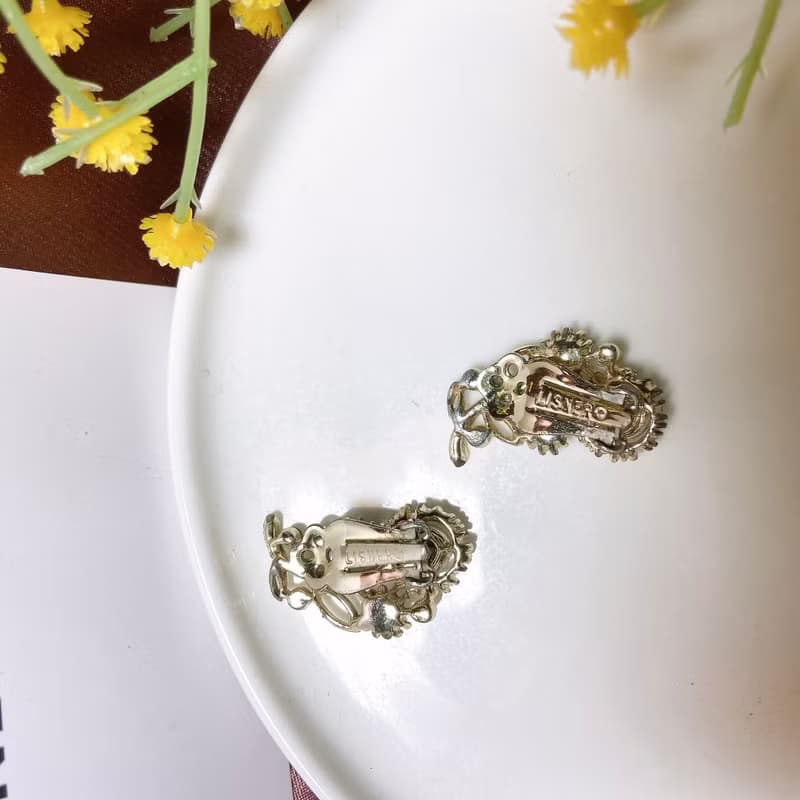 【西洋古董飾品】Lisner 優雅花葉閃爍彩萊茵 彎曲 耳環耳夾