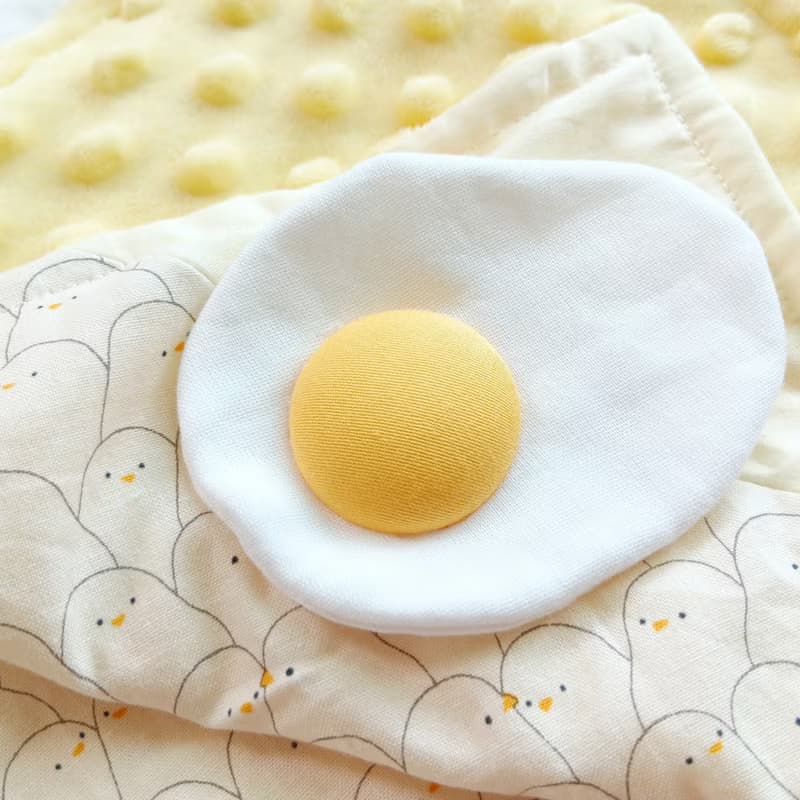 免費繡名字。小米雞。荷包蛋造型安撫被 推車蓋毯 豆絨毯 午睡被