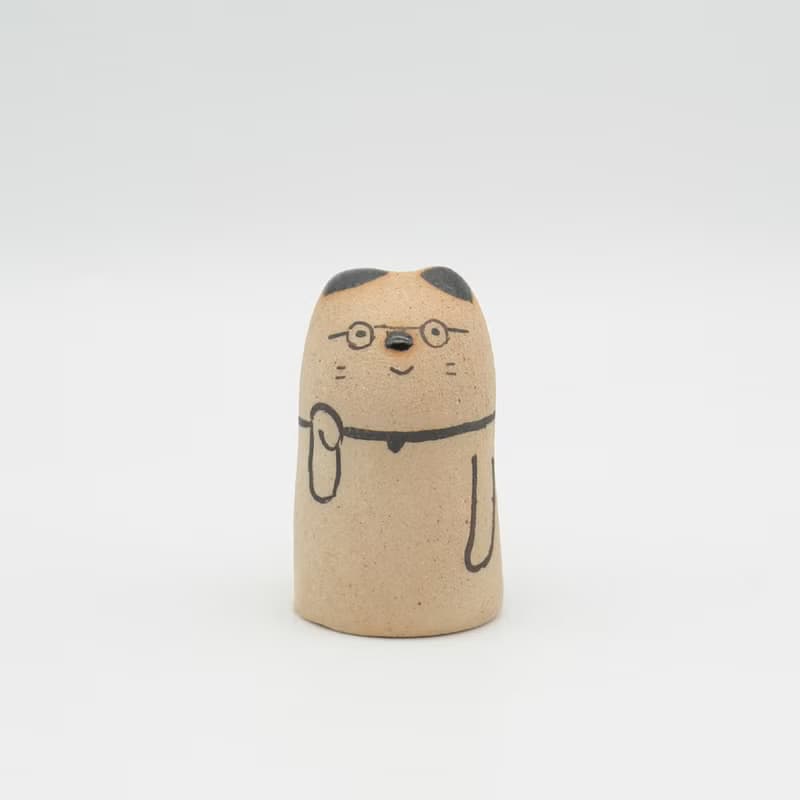 手作り陶人形　まんまるお鼻のメガネ招き猫