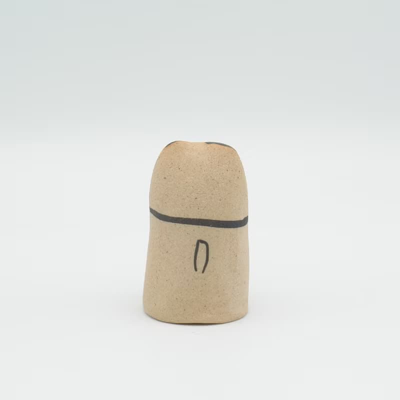 手作り陶人形　まんまるお鼻のメガネ招き猫