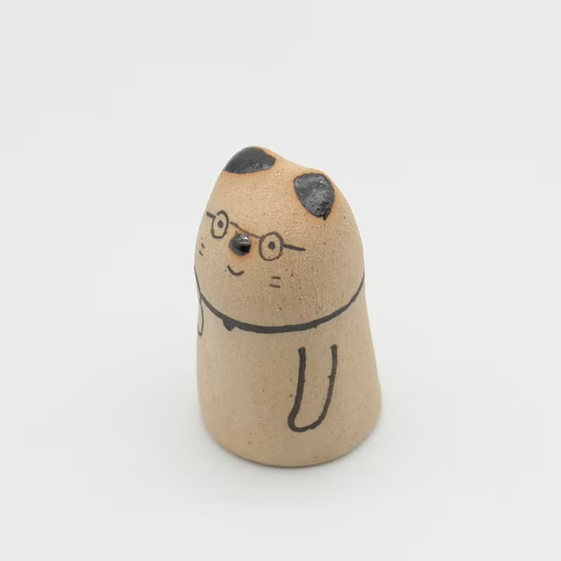 手作り陶人形　まんまるお鼻のメガネ招き猫