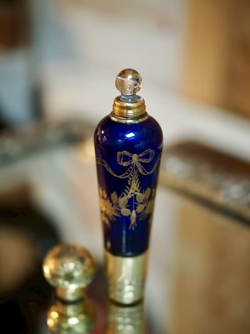 寶藍與金的優雅~19世紀古董香水瓶