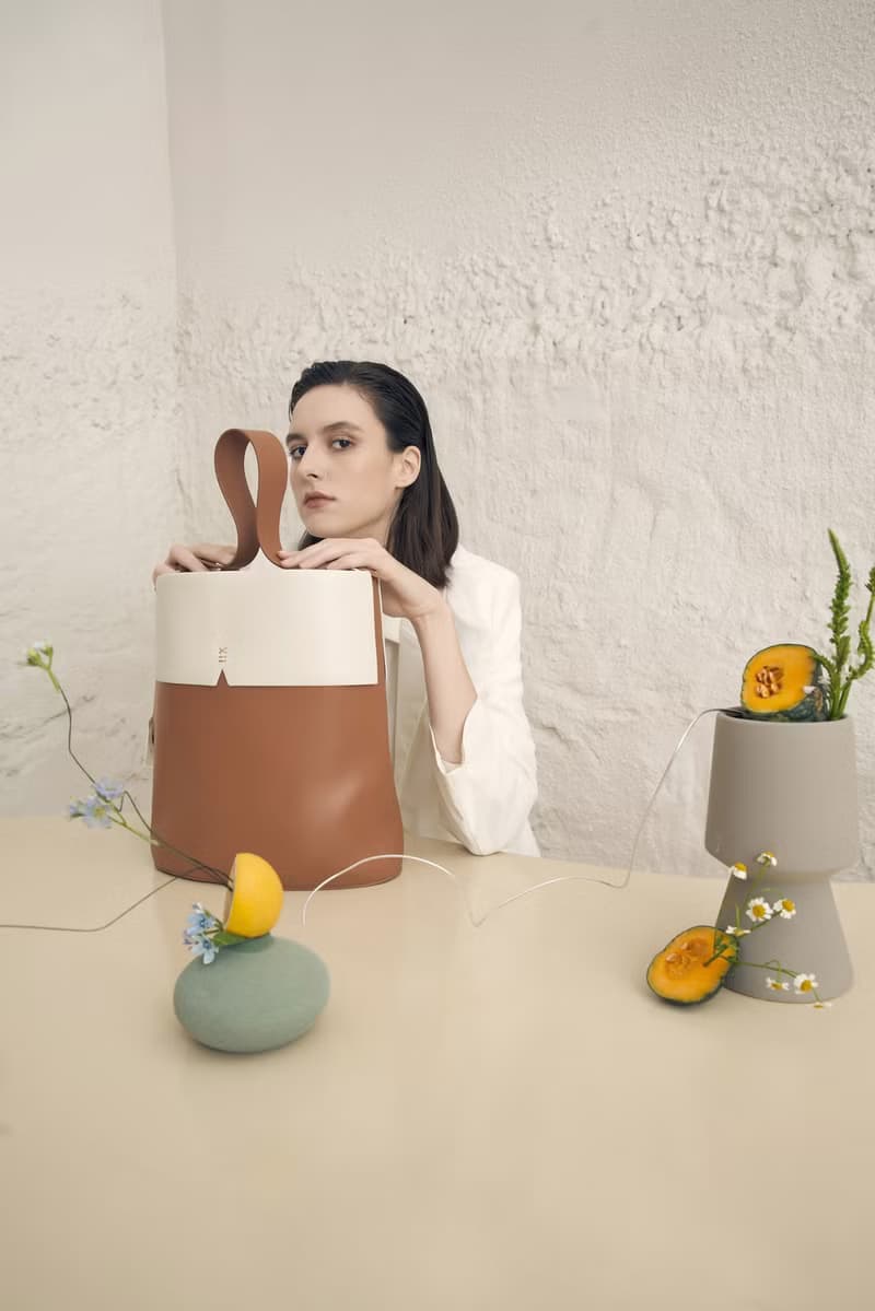 Gaia Jumbo 素皮革 水桶包 側背包 手拿包 棕色x米白色