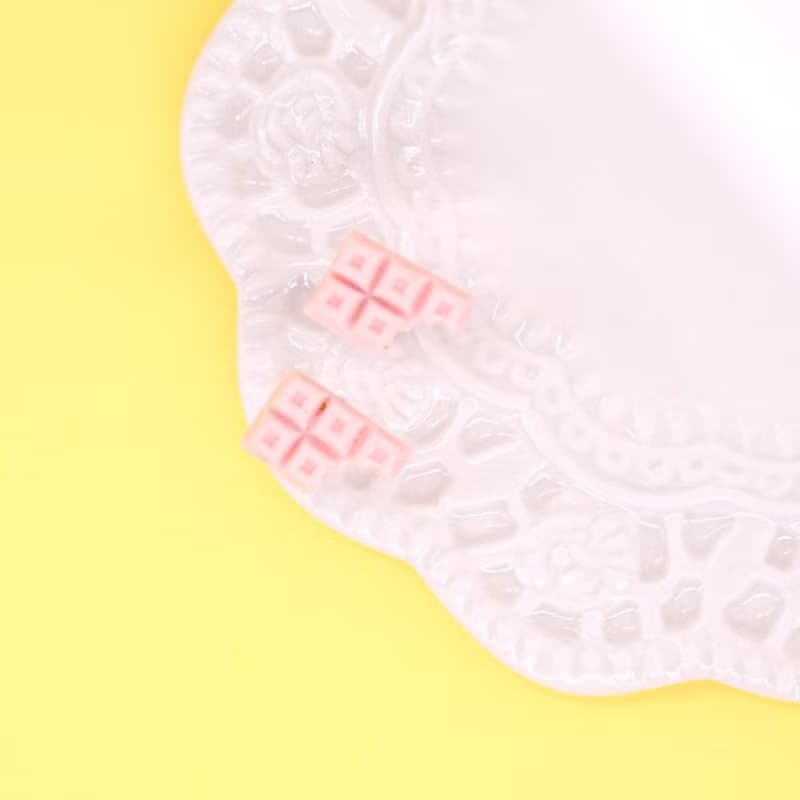 Playful Design 咬一口草莓巧克力塊耳環