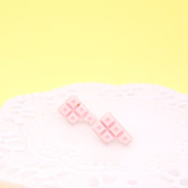 Playful Design 咬一口草莓巧克力塊耳環