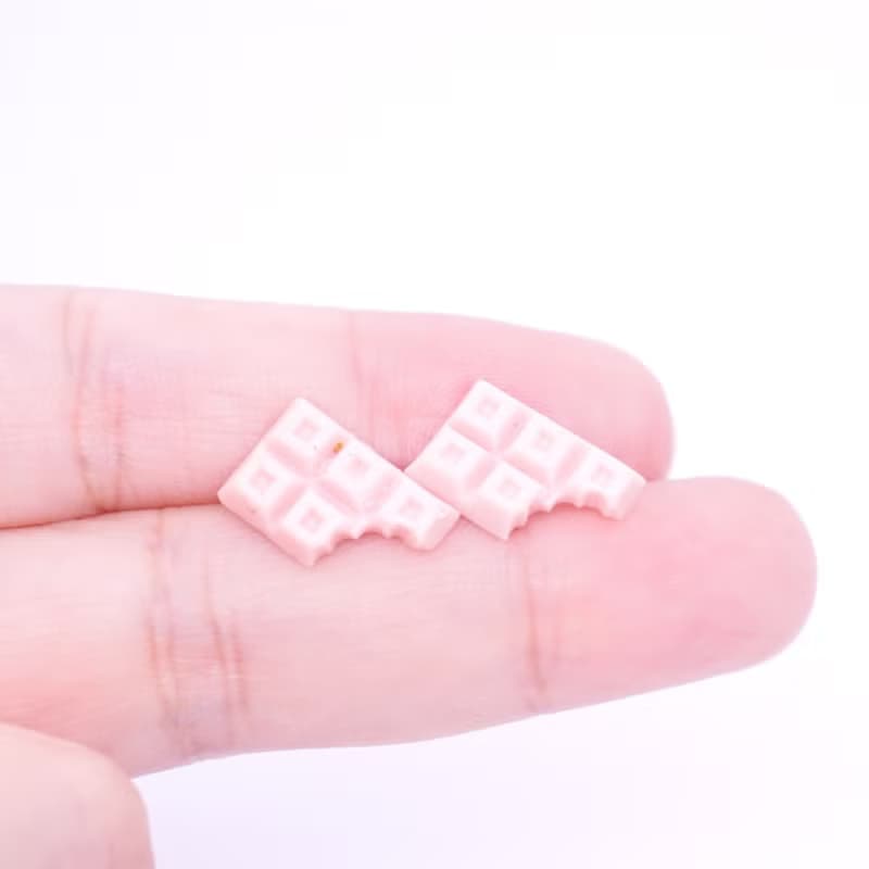 Playful Design 咬一口草莓巧克力塊耳環