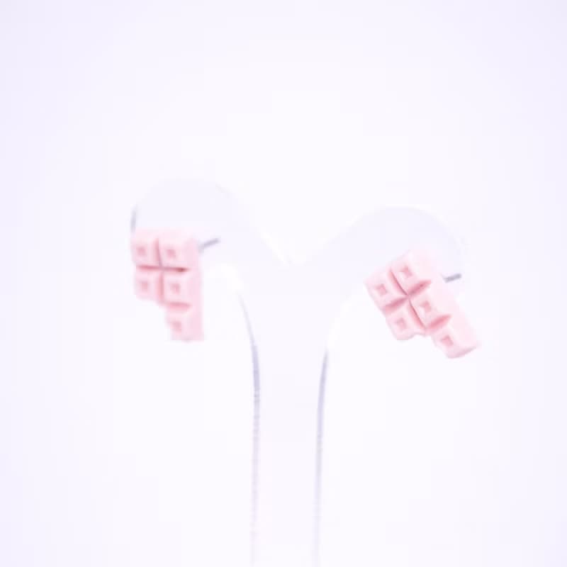 Playful Design 咬一口草莓巧克力塊耳環