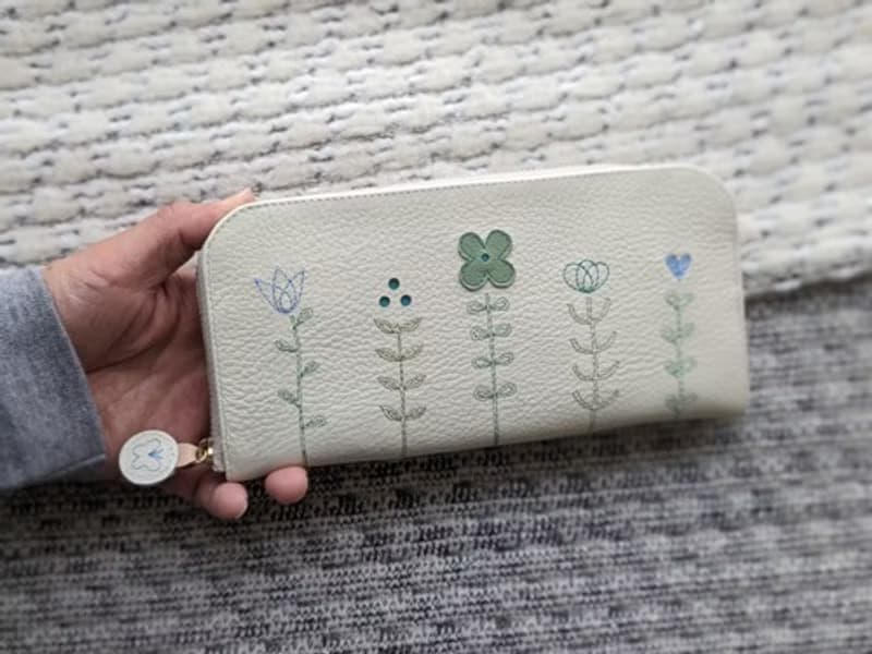 Pinkoi 代購 -  刺繡皮革錢包「LIFE」白奶油色x淺綠（牛皮）細長圓形拉鍊