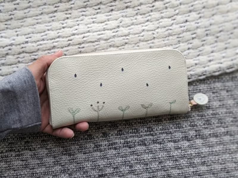 Pinkoi 代購 -  刺繡皮革錢包「LIFE」白奶油色x淺綠（牛皮）細長圓形拉鍊