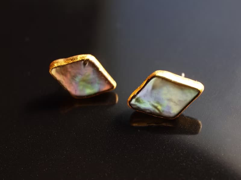 金箔パール　ピアス・イヤリング　メタリックカーキ Hishi　|　 淡水パール　金箔 カーキグリーン