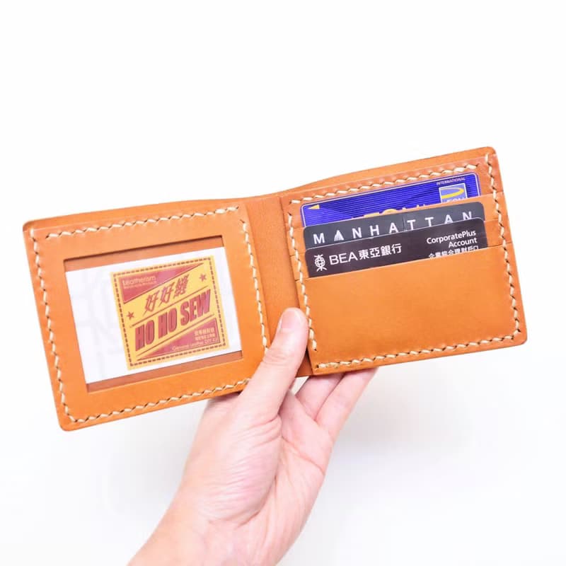 【3咭位相片短夾—橘棕｜TAN 】好好縫 皮革材料包 免費刻字 手工包 情侶銀包 皮夾 短銀包 短財 簡約實用 意大利皮 植鞣革 皮革DIY 伴侶 纖薄 真皮 原色啡黑深藍綠橙紅灰等 超過五十皮色選擇