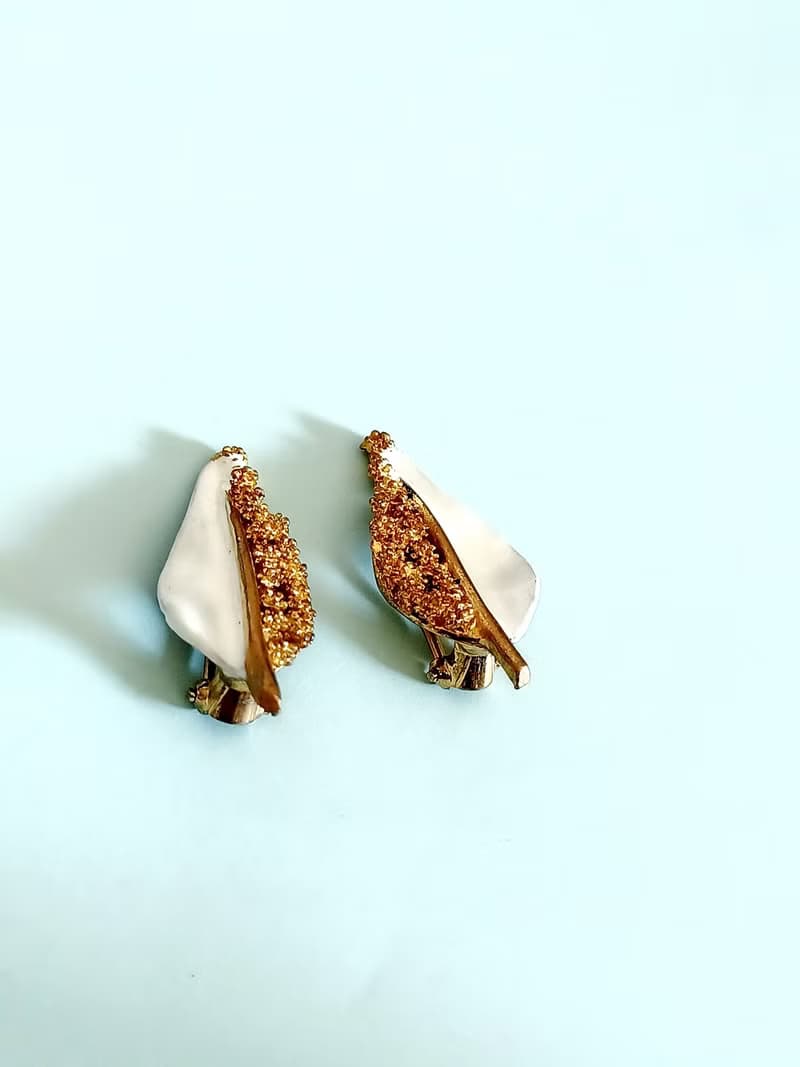 vintage jewelry B.S.K 典雅金色儽絲白琺瑯 夾式耳環