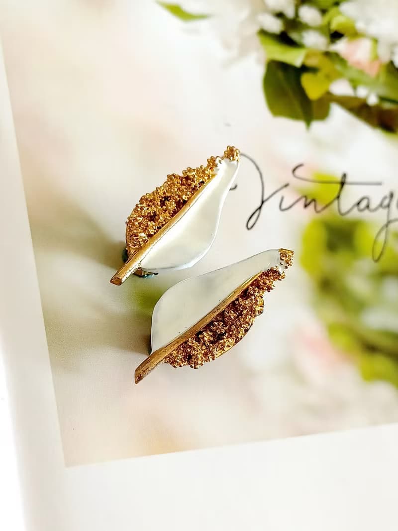 vintage jewelry B.S.K 典雅金色儽絲白琺瑯 夾式耳環