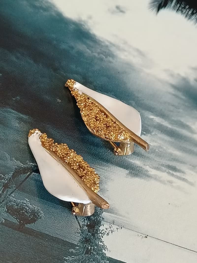 vintage jewelry B.S.K 典雅金色儽絲白琺瑯 夾式耳環