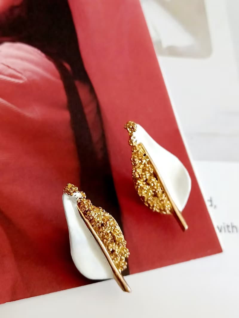 vintage jewelry B.S.K 典雅金色儽絲白琺瑯 夾式耳環