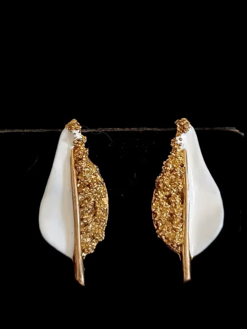 vintage jewelry B.S.K 典雅金色儽絲白琺瑯 夾式耳環
