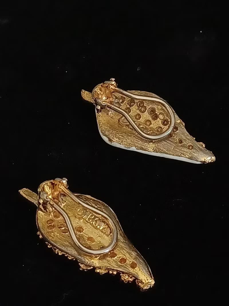 vintage jewelry B.S.K 典雅金色儽絲白琺瑯 夾式耳環
