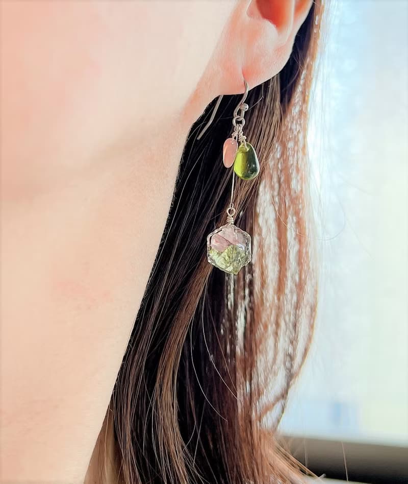 Natural stone peridot, rose quartz teardrop glass earrings_allergy-friendly_0022