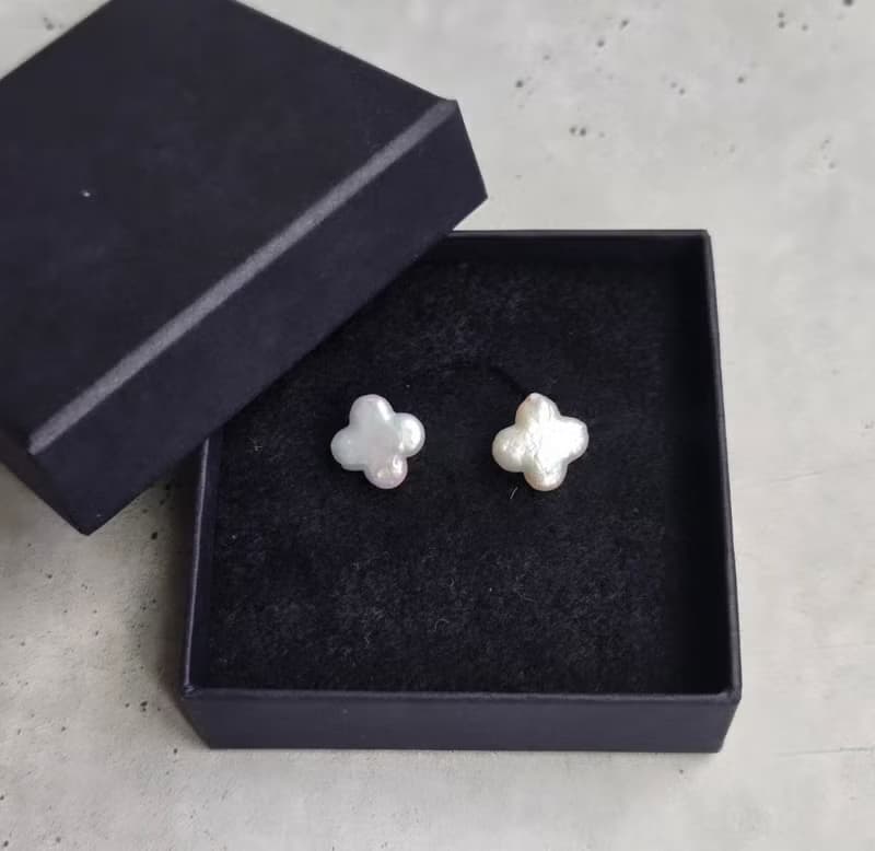 【Japan Handmade】幸運を運ぶ、四つ葉の1粒パールピアス