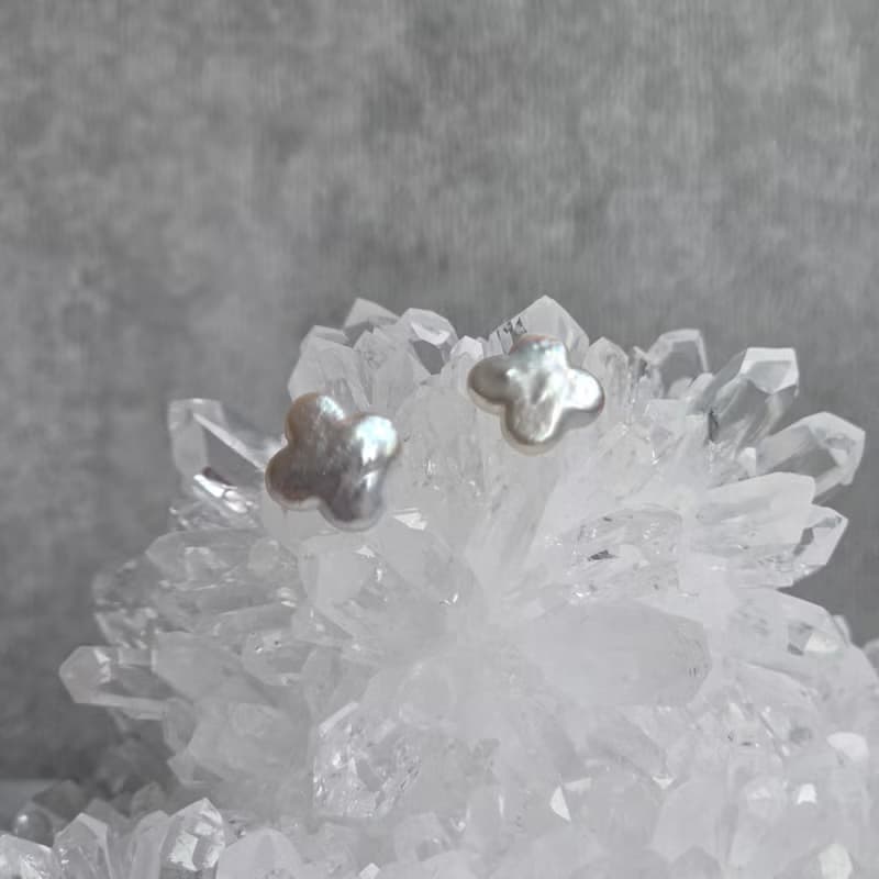 【Japan Handmade】幸運を運ぶ、四つ葉の1粒パールピアス