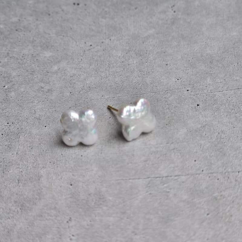 【Japan Handmade】幸運を運ぶ、四つ葉の1粒パールピアス