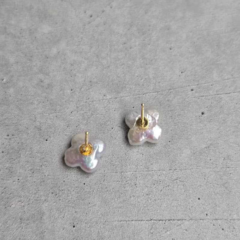 【Japan Handmade】幸運を運ぶ、四つ葉の1粒パールピアス