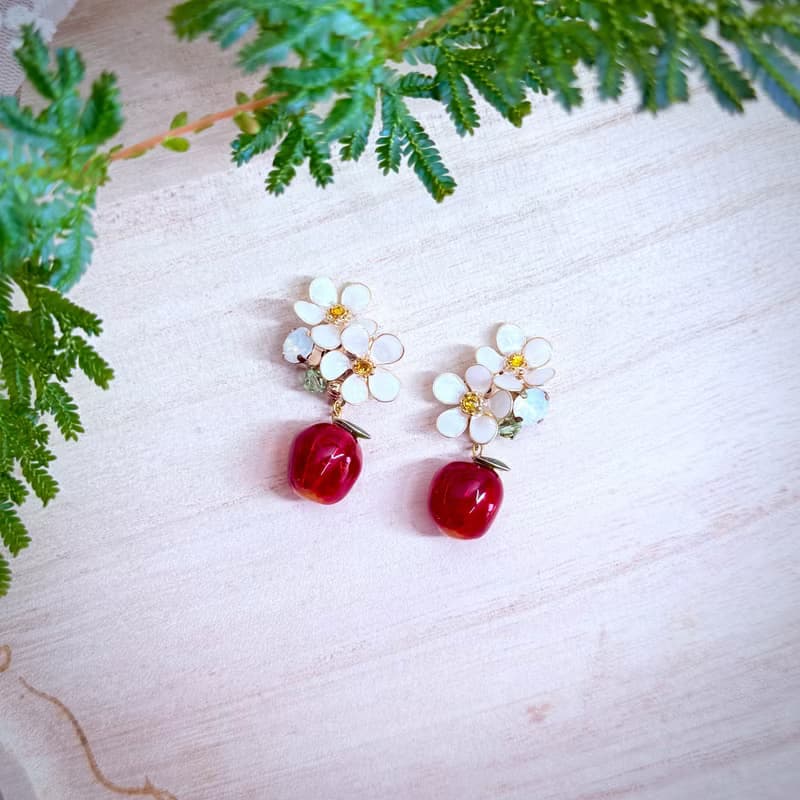 【夏末紅蘋】樹脂水晶花耳環