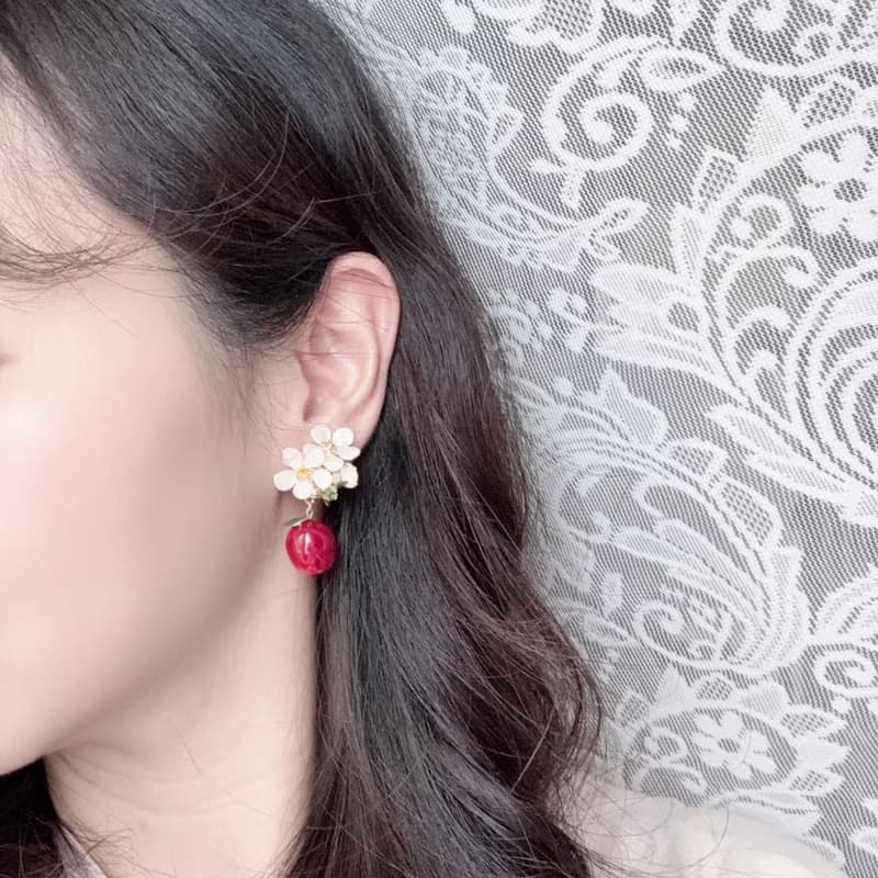 【夏末紅蘋】樹脂水晶花耳環