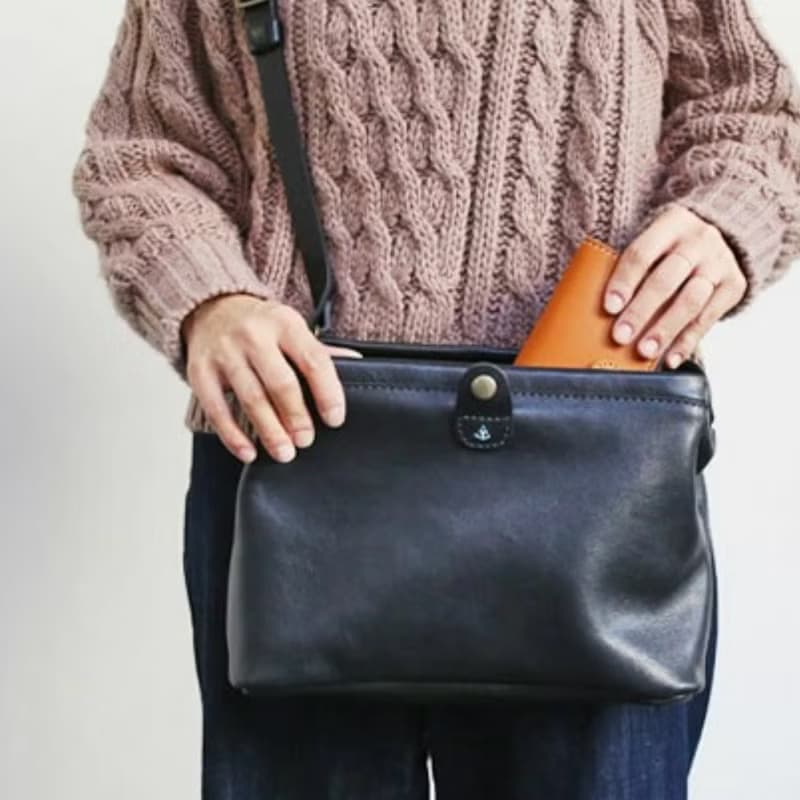 Norte / 口金ショルダーバッグ 【2サイズ×革6色×糸12色から選択】無料で名入れ / 刺繍カスタム / 送料無料 日本製 / ギフト対応 jb-68