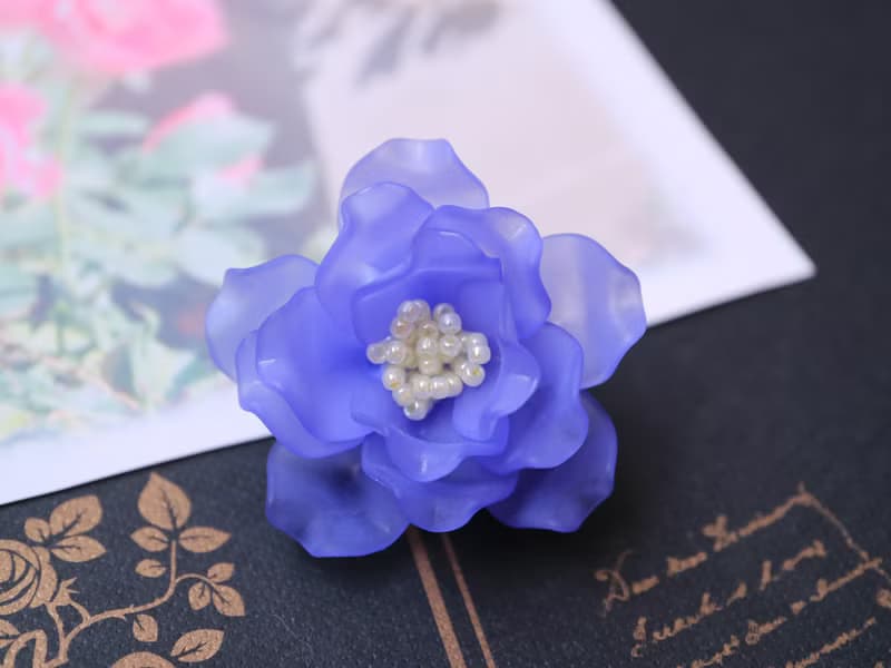 バラのブローチ マリンブルー　薔薇 ローズ 一重咲き 花 フラワー コサージュ 軽い 優雅 青 海 半八重咲き 大人可愛い 大人かわいい フェミニン 清楚
