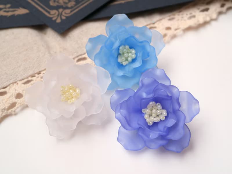 バラのブローチ マリンブルー　薔薇 ローズ 一重咲き 花 フラワー コサージュ 軽い 優雅 青 海 半八重咲き 大人可愛い 大人かわいい フェミニン 清楚