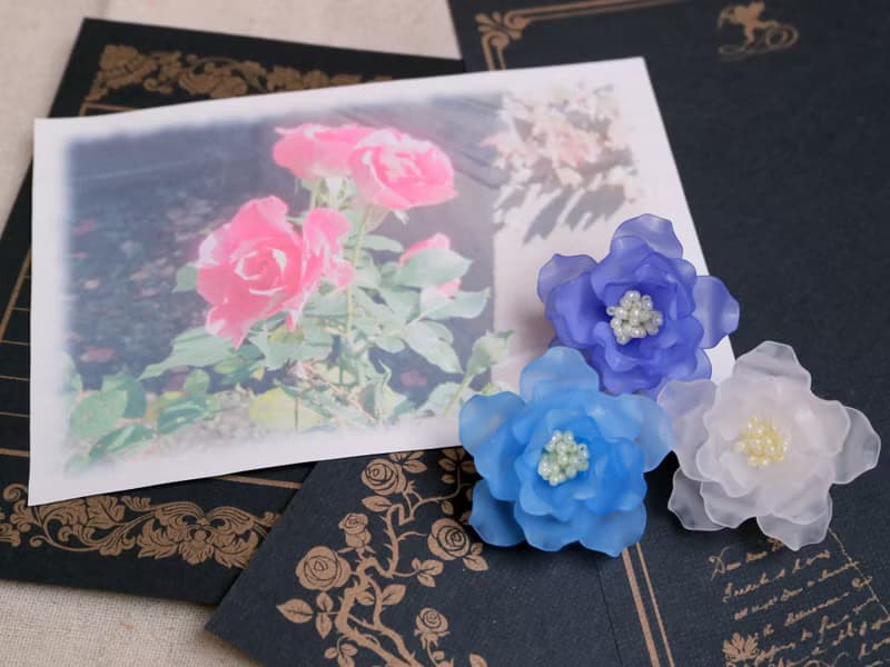 バラのブローチ マリンブルー　薔薇 ローズ 一重咲き 花 フラワー コサージュ 軽い 優雅 青 海 半八重咲き 大人可愛い 大人かわいい フェミニン 清楚