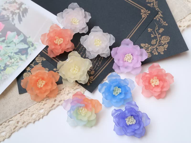 バラのブローチ マリンブルー　薔薇 ローズ 一重咲き 花 フラワー コサージュ 軽い 優雅 青 海 半八重咲き 大人可愛い 大人かわいい フェミニン 清楚