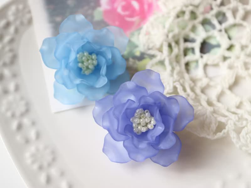 バラのブローチ マリンブルー　薔薇 ローズ 一重咲き 花 フラワー コサージュ 軽い 優雅 青 海 半八重咲き 大人可愛い 大人かわいい フェミニン 清楚