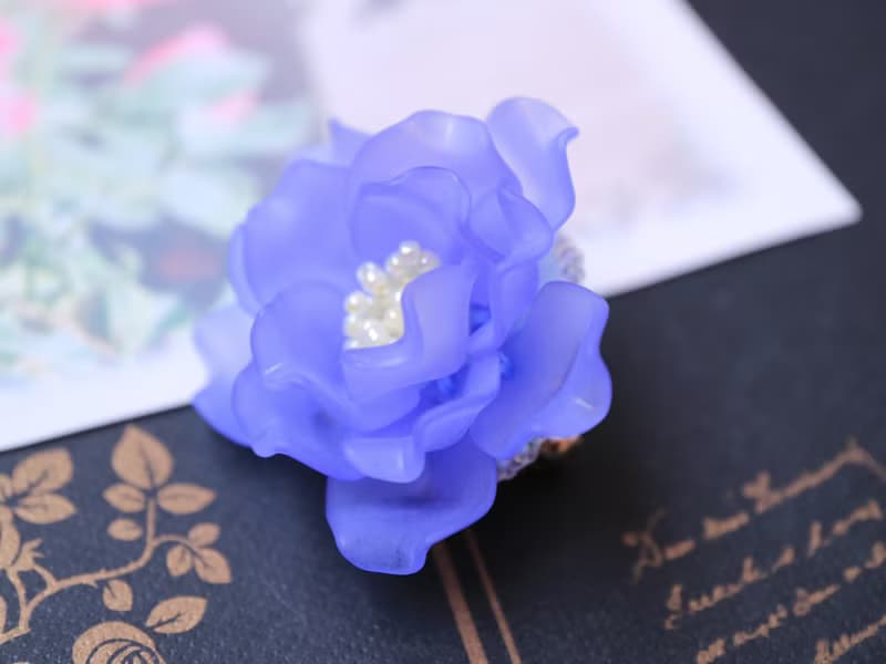 バラのブローチ マリンブルー　薔薇 ローズ 一重咲き 花 フラワー コサージュ 軽い 優雅 青 海 半八重咲き 大人可愛い 大人かわいい フェミニン 清楚