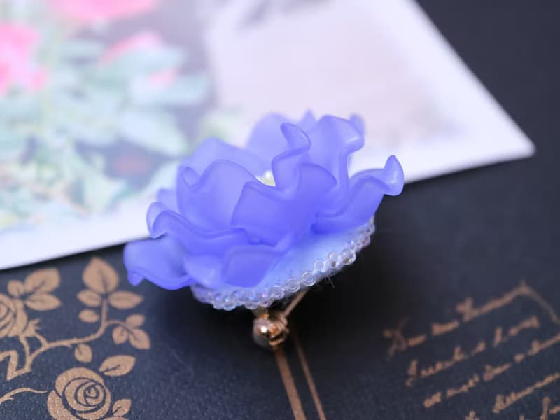 バラのブローチ マリンブルー　薔薇 ローズ 一重咲き 花 フラワー コサージュ 軽い 優雅 青 海 半八重咲き 大人可愛い 大人かわいい フェミニン 清楚
