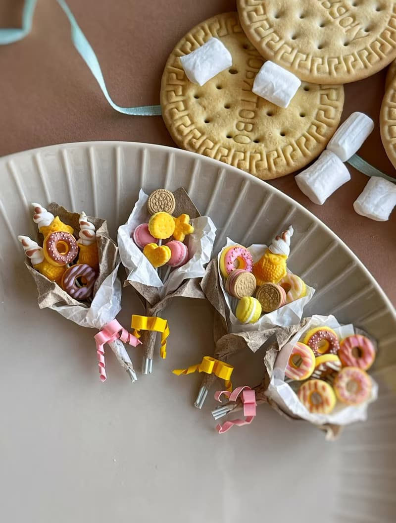 Miniature sweet bouquets a scale of 1:12
