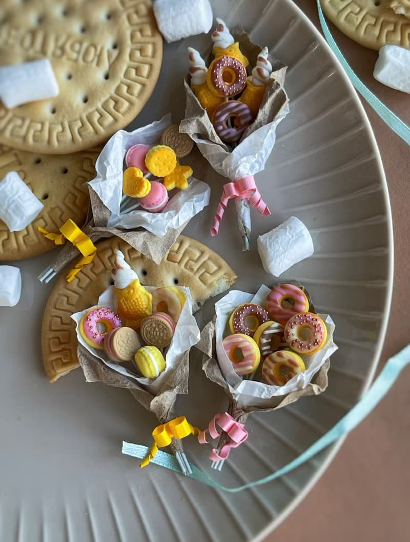 Miniature sweet bouquets a scale of 1:12