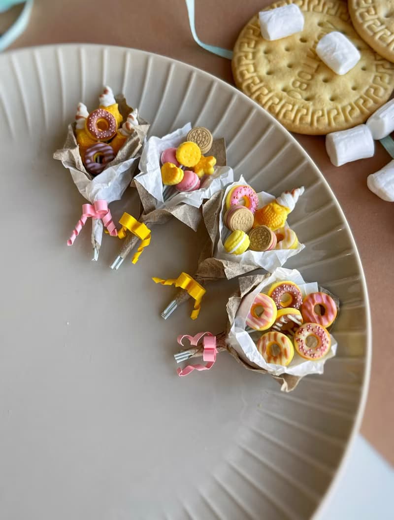 Miniature sweet bouquets a scale of 1:12
