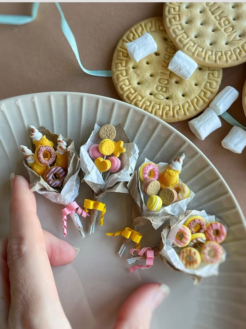 Miniature sweet bouquets a scale of 1:12