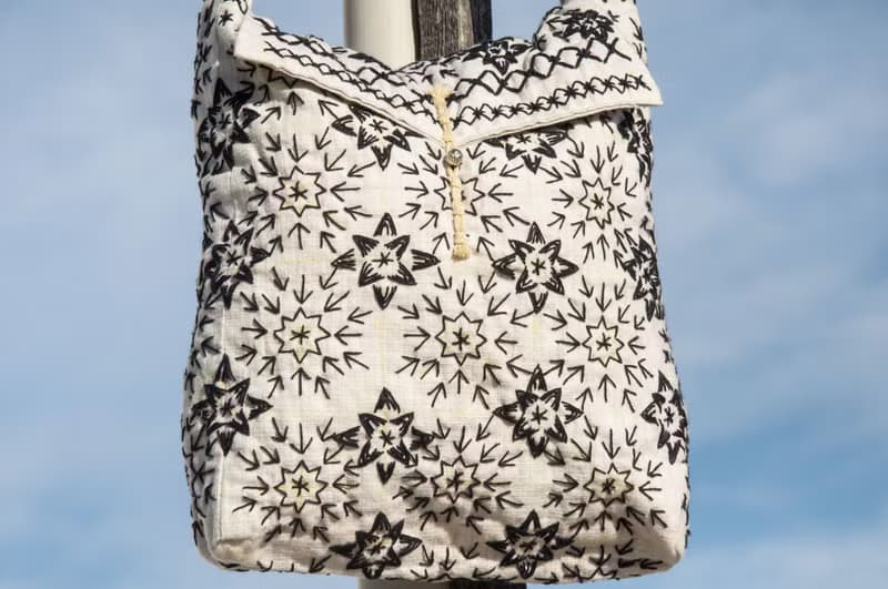 手縫純棉布斜背包 刺繡側背包 手工刺繡肩背包 手縫白色包-幾何風