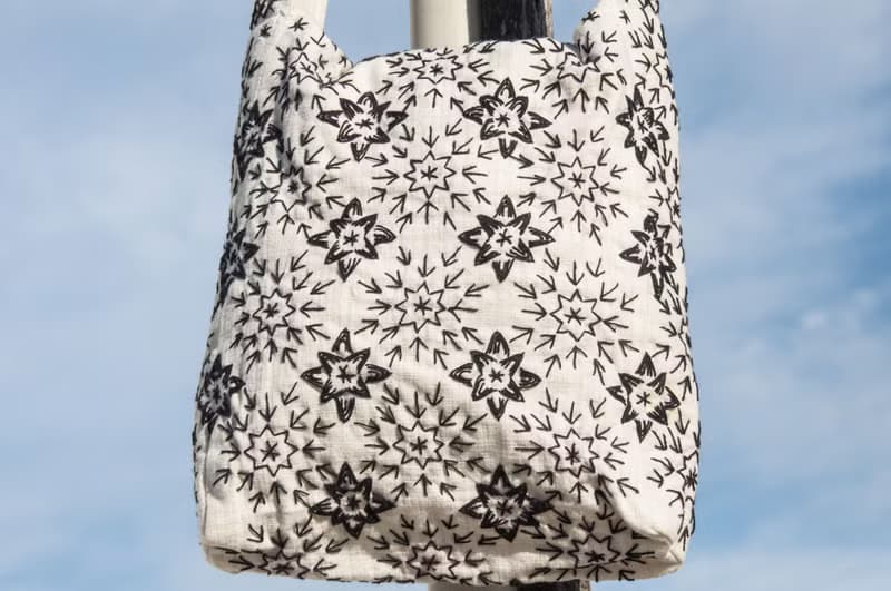 手縫純棉布斜背包 刺繡側背包 手工刺繡肩背包 手縫白色包-幾何風