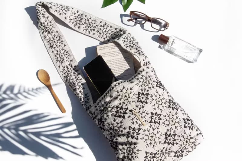 手縫純棉布斜背包 刺繡側背包 手工刺繡肩背包 手縫白色包-幾何風